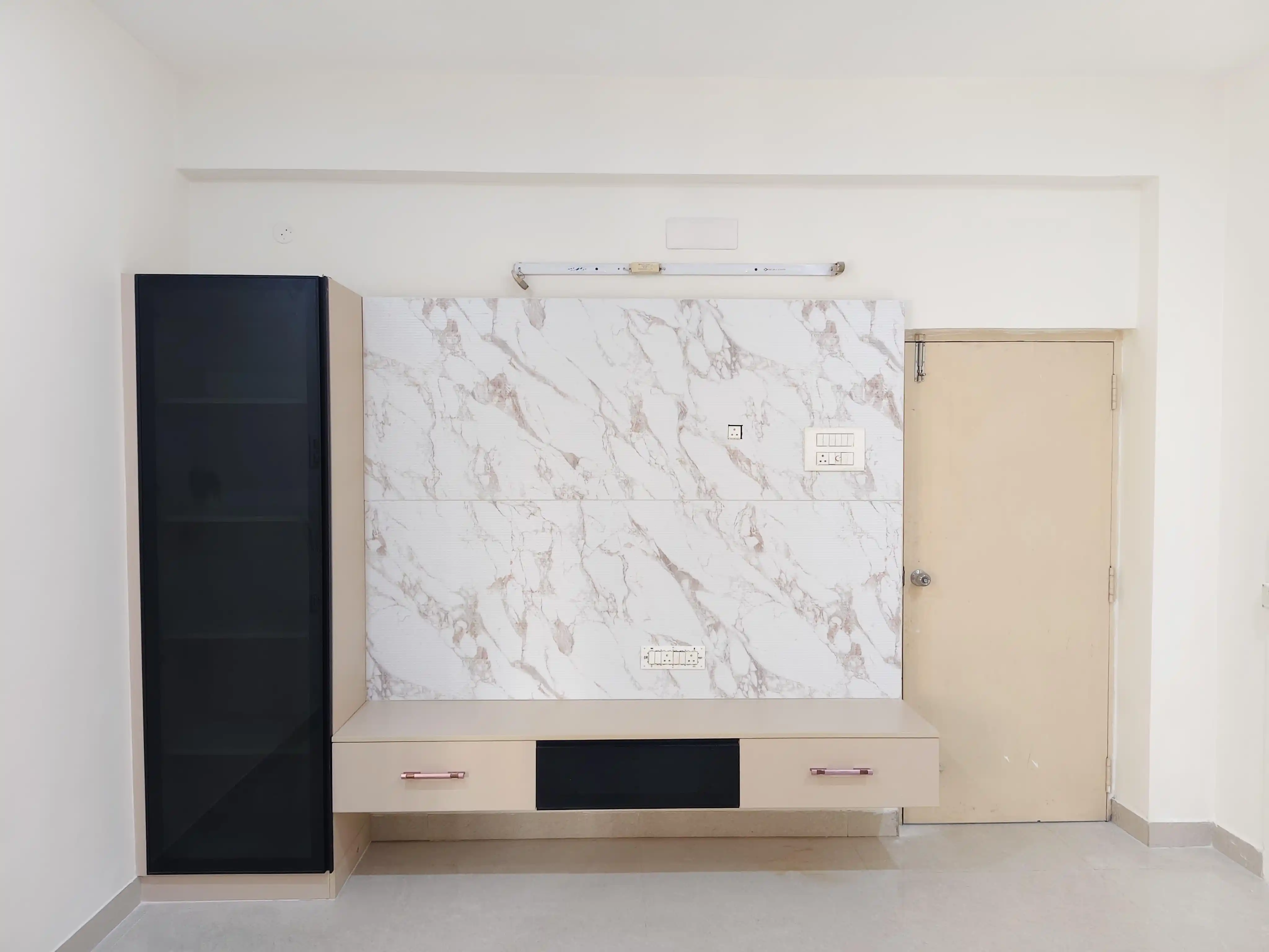 Warm minimal living hall in Tambaram home