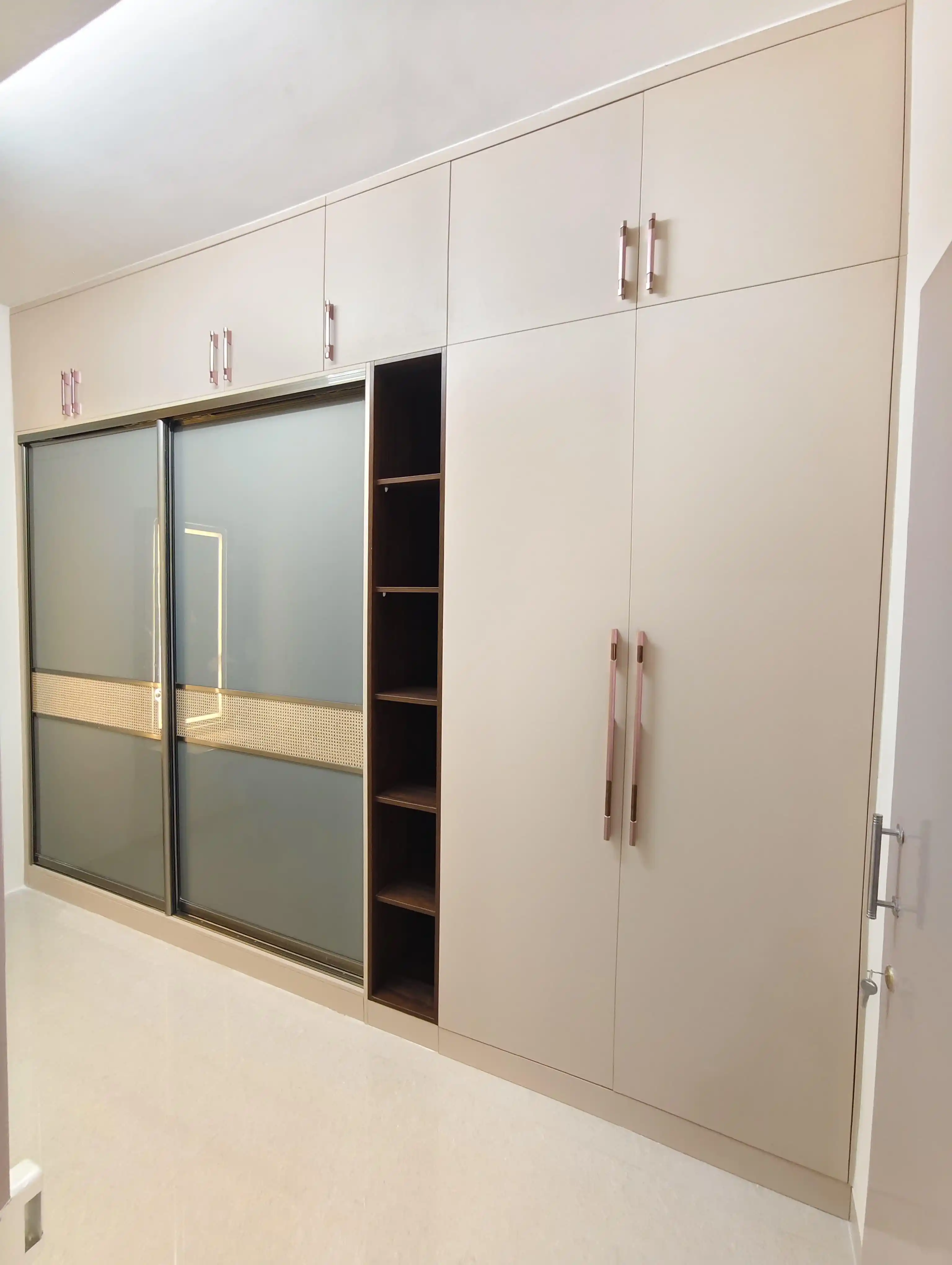 Wardrobe sliding door finish detail